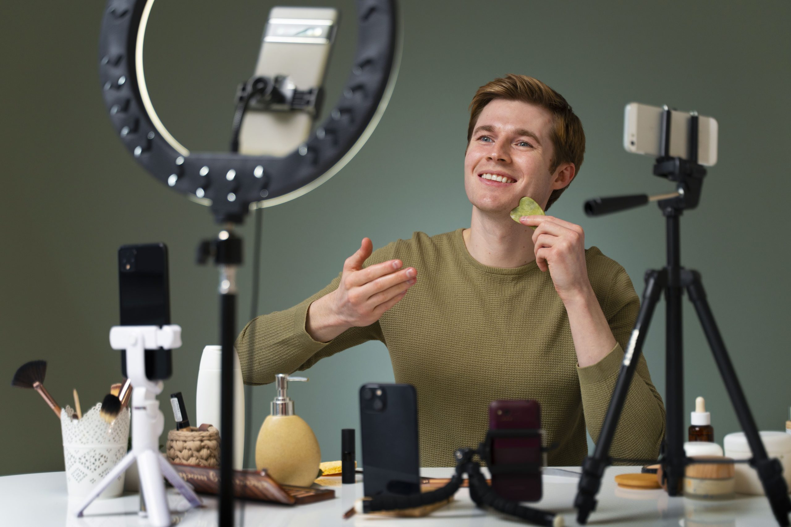 medium-shot-man-recording-himself (1)