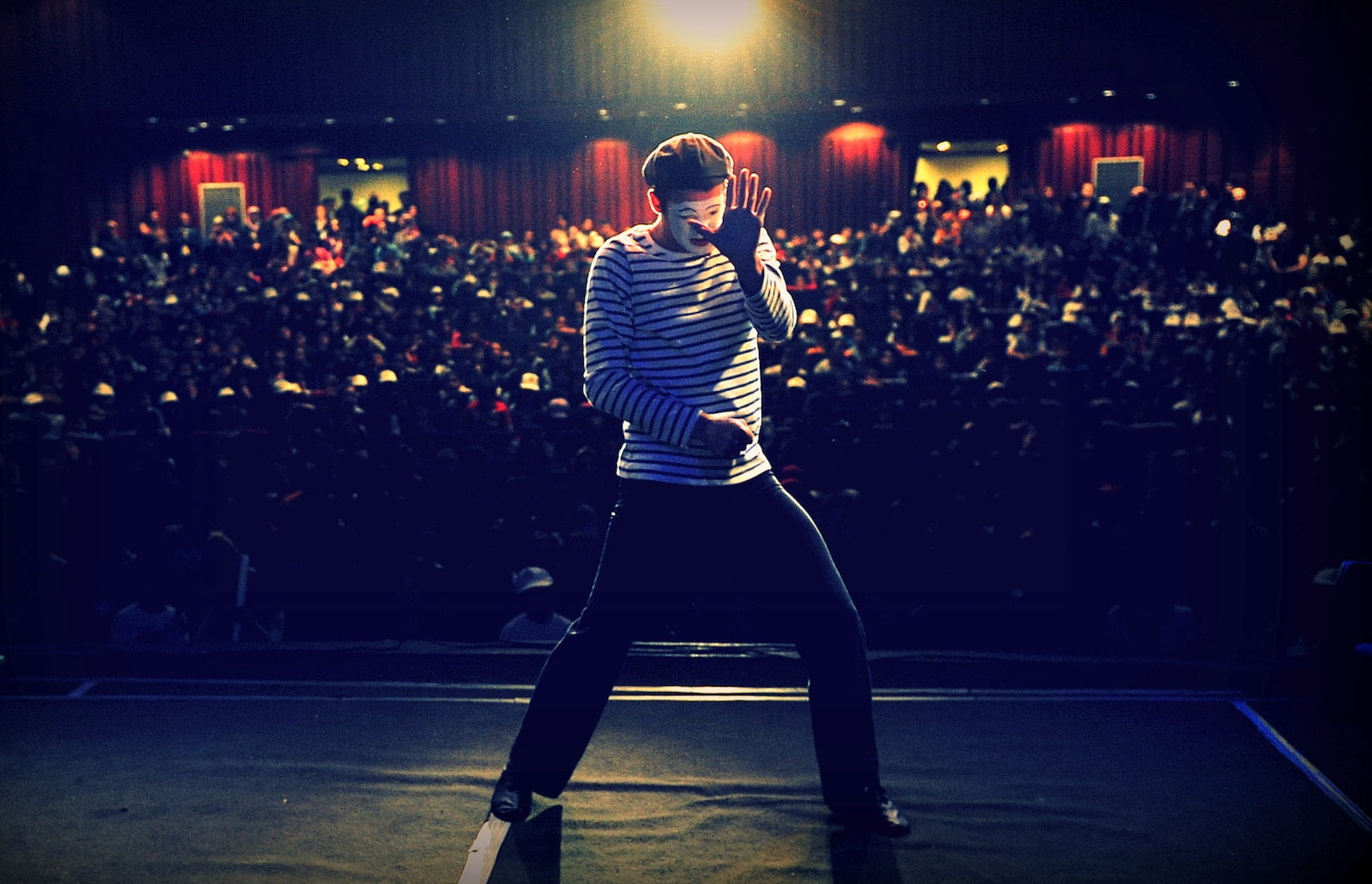 Photo by Fatih Kılıç man performing on stage